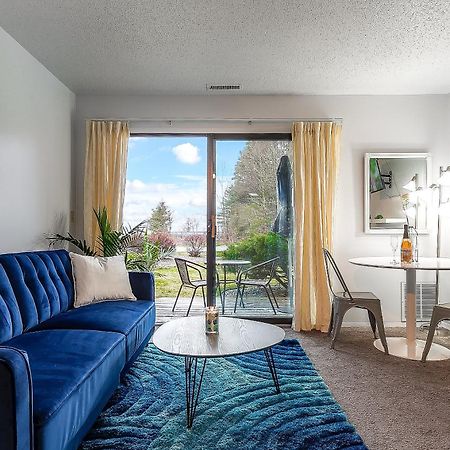 Beautiful Lake View Studio Condo At The Shores Traverse City Extérieur photo