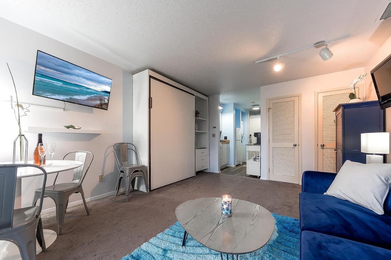 Beautiful Lake View Studio Condo At The Shores Traverse City Extérieur photo
