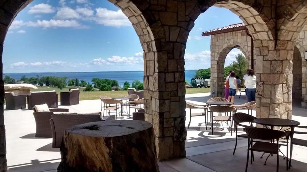 Beautiful Lake View Studio Condo At The Shores Traverse City Extérieur photo