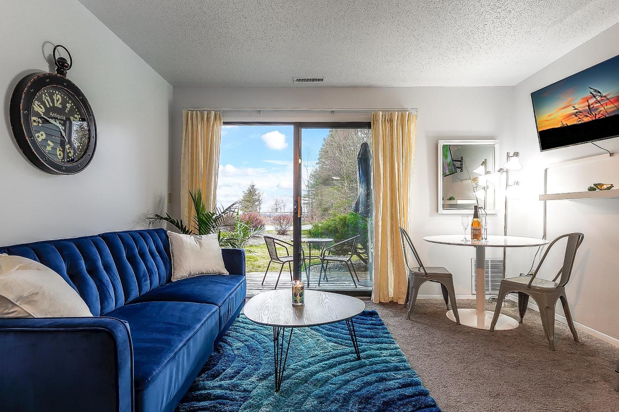 Beautiful Lake View Studio Condo At The Shores Traverse City Extérieur photo